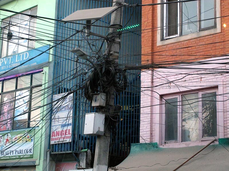 Grovigli di cavi elettrici nella capitale