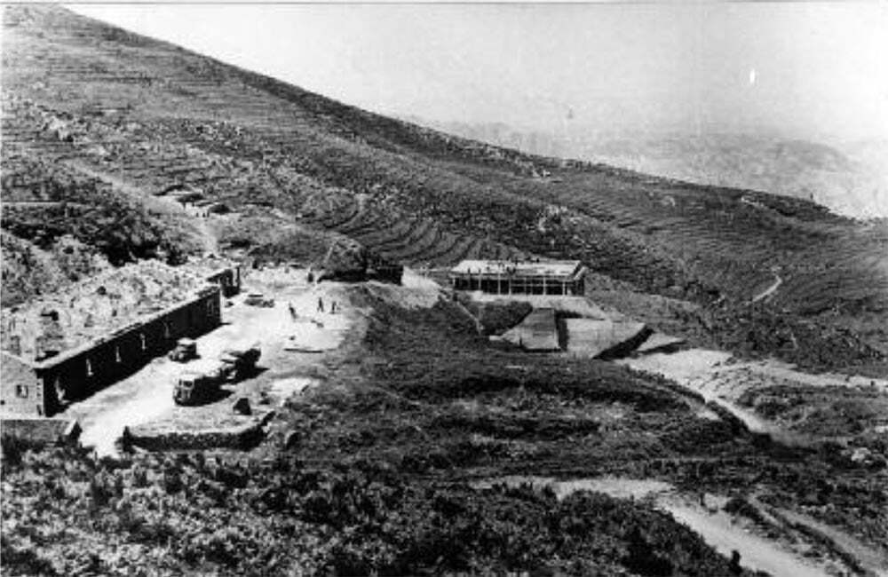 Foto n. 5: La zona dell’attuale vivaio Ziriò come appariva nel 1952. Sono visibili, a sinistra, i ruderi di una costruzione militare e al centro, in costruzione, la Caserma forestale.