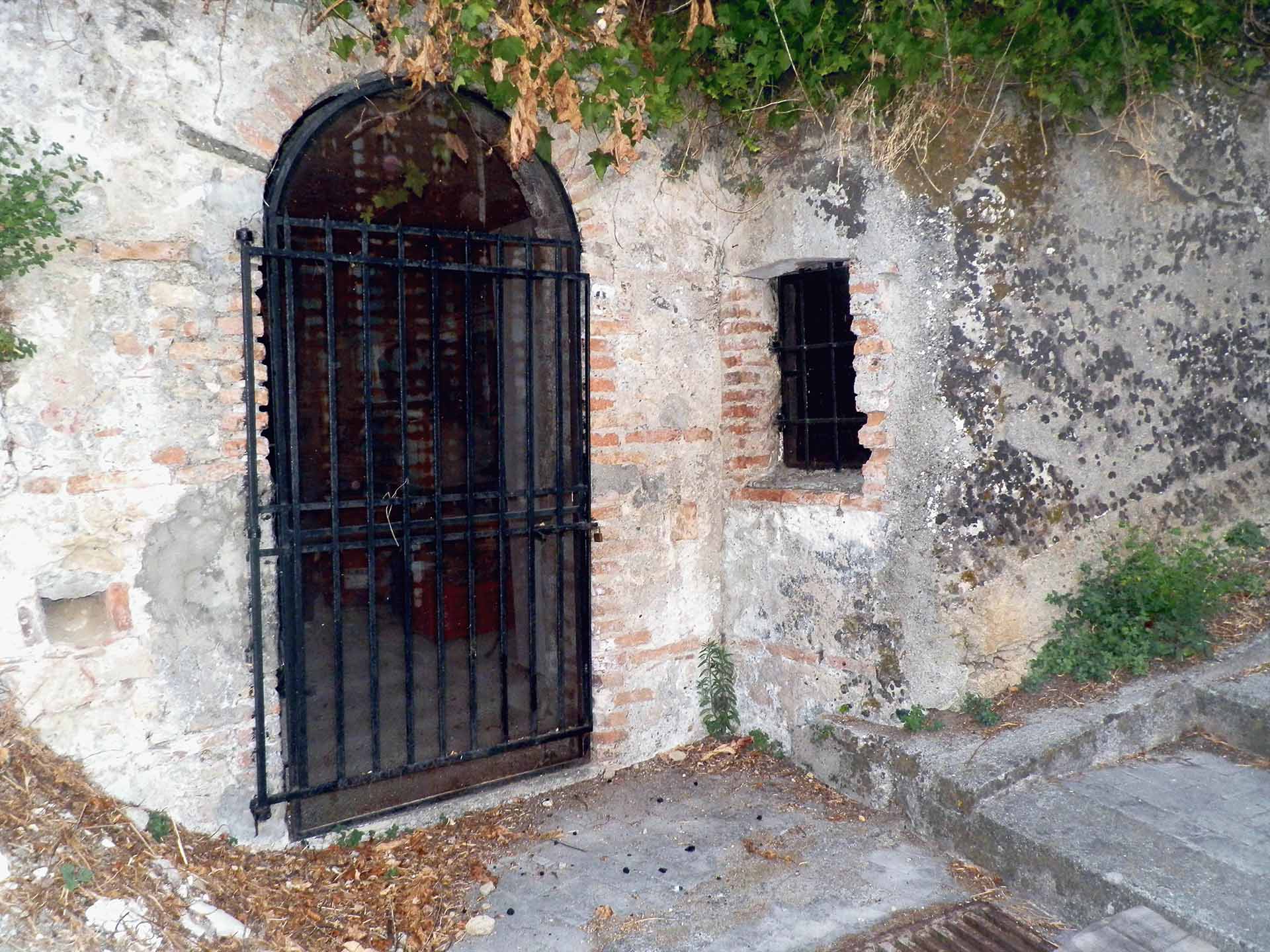 Rione Porta Terra: portale d’ingresso con arco a tutto sesto di una cavità artificiale.