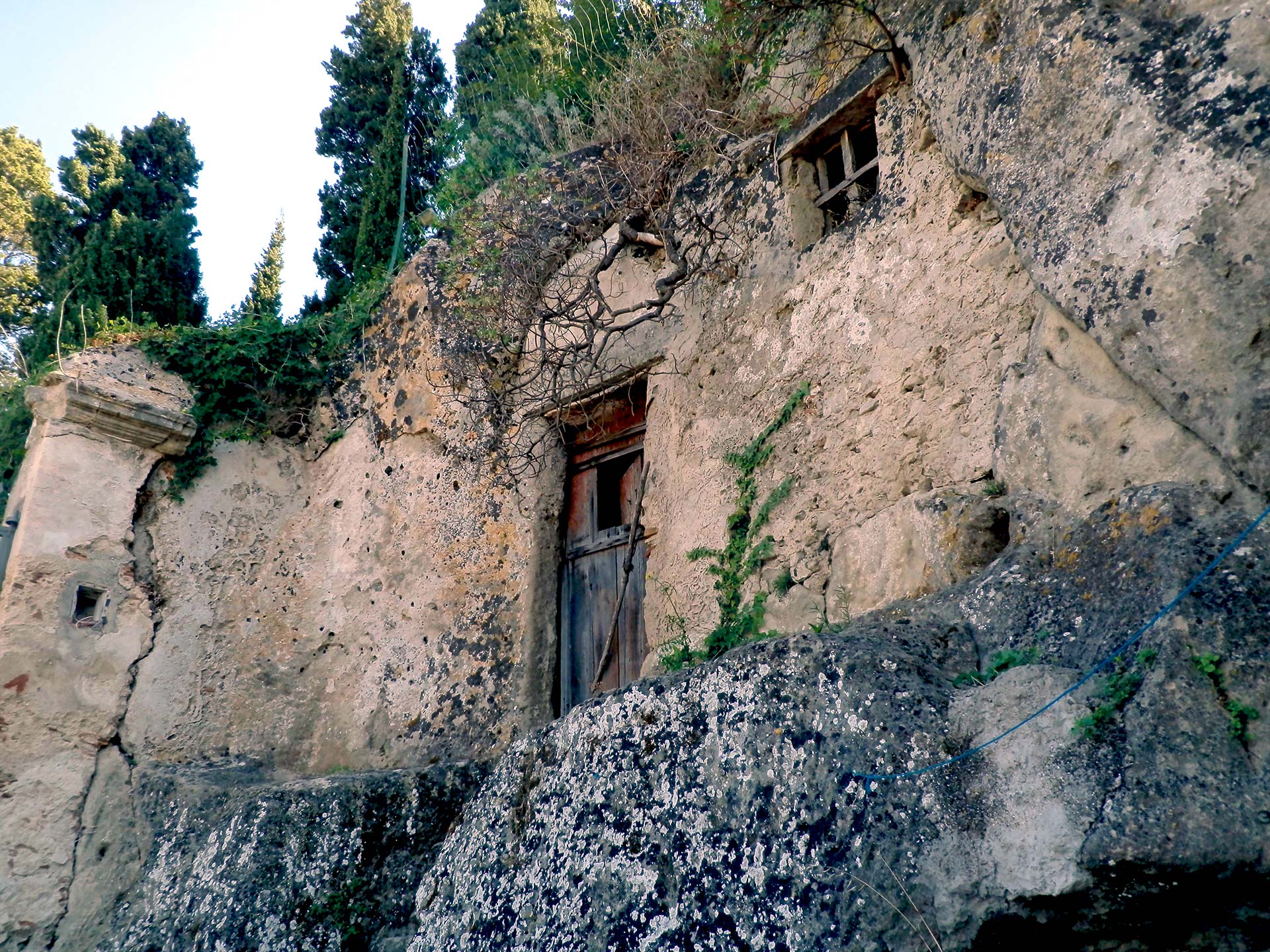 Colle dell’Immacolata: ingresso di una cavità artificiale.